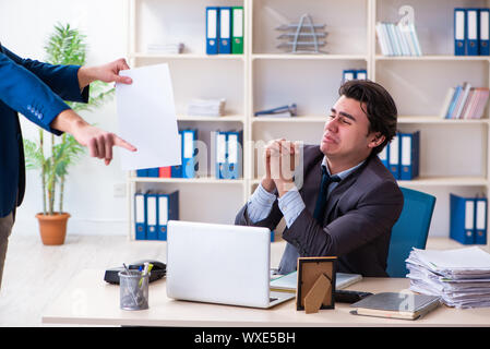 Junge männliche Mitarbeiter, von seiner Arbeit entlassen Stockfoto