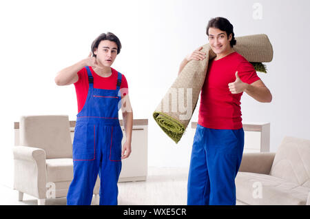 Zwei junge Unternehmer Mitarbeiter, persönliche Gegenstände Stockfoto