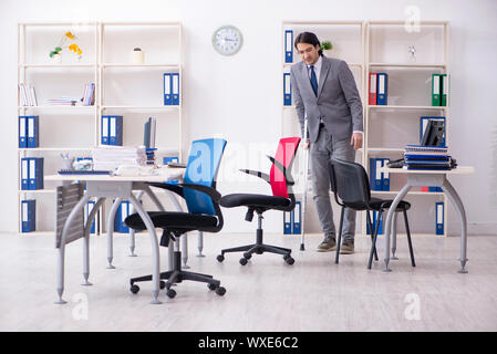 Bein verletzt männliche Mitarbeiter, die im Büro Stockfoto