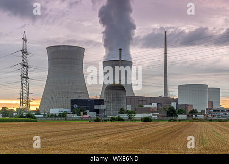 Atomkraftwerk im Abendlicht Stockfoto