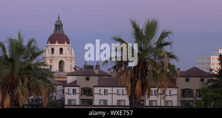 Rathaus von Pasadena und andere Gebäude, Pasadena, Stadtbild, in der Abenddämmerung gezeigt. Stockfoto