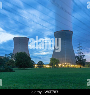 Atomkraftwerk im Abendlicht Stockfoto