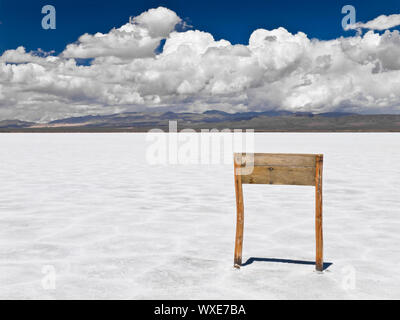 Ein Holzschild genagelt in einem riesigen Salz Feld. Stockfoto