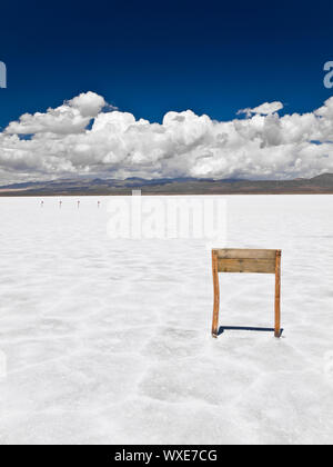 Ein Holzschild genagelt in einem riesigen Salz Feld. Stockfoto