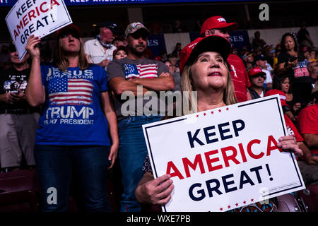 Rio Rancho, New Mexico, USA. 16 Sep, 2019. ELISA EDWARDS, von Albuquerque, besucht eine Kundgebung für Präsident Donald J. Trumpf im Santa Ana Star Center in Rio Rancho, New Mexico. Quelle: Joel Engel Juarez/ZUMA Draht/Alamy leben Nachrichten Stockfoto