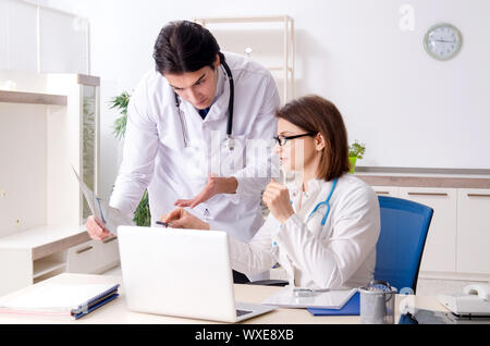 Zwei Ärzte in der Klinik arbeiten Stockfoto
