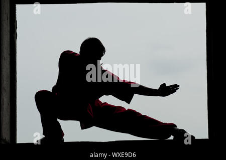 Shaolin Warriors wushoo Mann silhouette Praxis Kampfkunst outdoor. Kung Fu Stockfoto