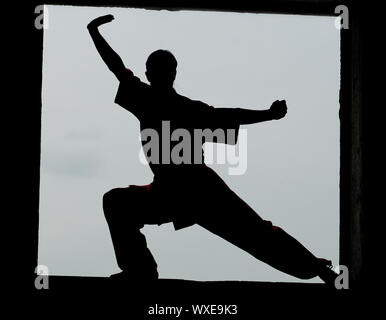 Shaolin Warriors wushoo Mann silhouette Praxis Kampfkunst outdoor. Kung Fu Stockfoto