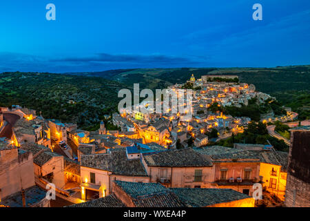 Blick auf die Altstadt von Ragusa Ibla bei Nacht, Sizilien, Italien Stockfoto