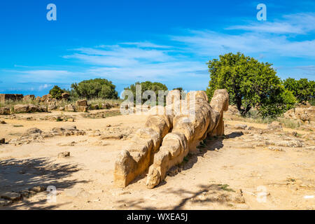 Statue des Atlas im Tempel des Olympischen Zeus, Agrigento, Sizilien, Italien Stockfoto