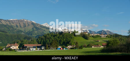 Gruyeres, VD/Schweiz - vom 31. Mai 2019: Panorama der historischen Burg und Dorf Gruyères Stockfoto