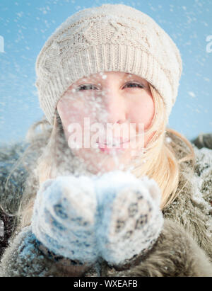 Weihnachten Mädchen. Winter Frau Schneefräsen Stockfoto