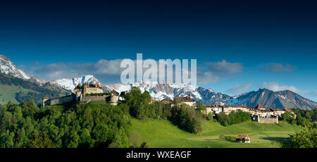 Gruyeres, VD/Schweiz - vom 31. Mai 2019: Panorama der historischen Burg und Dorf Gruyères Stockfoto