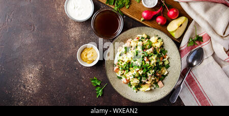 Kalte Suppe Okroshka mit Wurst, Gemüse und Kwass Stockfoto