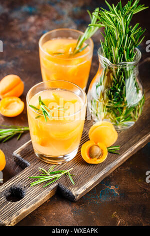 Sommer Getränke, Rosmarin aprcot Cocktails. Stockfoto
