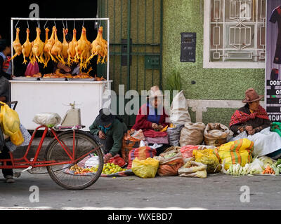 Huaraz, Ancash/Peru: 11. Juni 2016: horizontale Ansicht der armen Indio Bauer Frauen ihre Obst verkaufen. Stockfoto