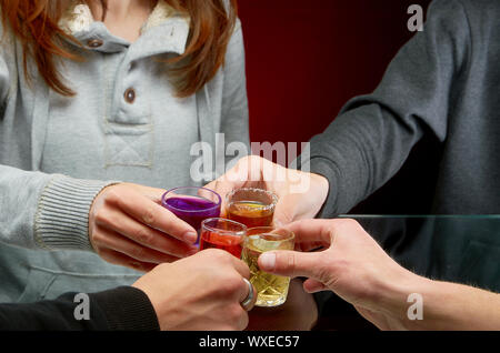 Trinken eine Vielzahl von alkoholischen Getränken in der Kampagne von Freunden Stockfoto