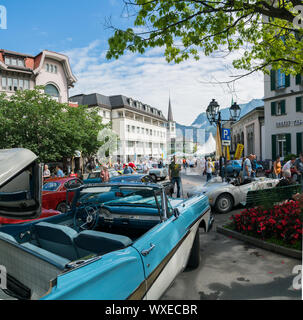 Bad Ragaz, SG/Schweiz - vom 23. Juni 2019: Rennfahrer und Gäste genießen die Oldtimer auto Ausstellung und Stockfoto