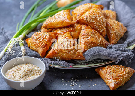 Hausgemachte samosas bestreut mit Sesam. Stockfoto