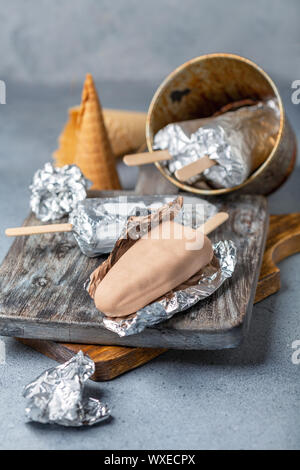 Hausgemachtes Eis mit Schokoladenglasur auf einem Stock. Stockfoto