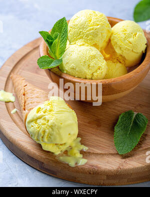 Goldfarbenen Gelbwurz Eis in Houten. Stockfoto