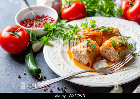 Kohlrouladen mit Hackfleisch und Sauerrahm. Stockfoto