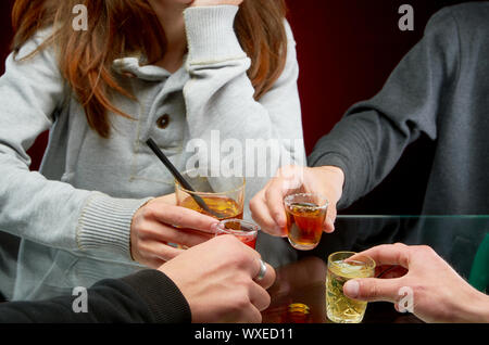 Trinken eine Vielzahl von alkoholischen Getränken in der Kampagne von Freunden Stockfoto