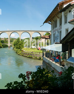 Fribourg, FR/Schweiz - vom 30. Mai 2019: Restaurant am Fluss Saane in Freiburg mit einer großen vie Stockfoto