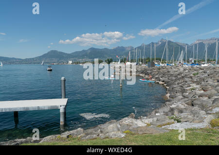 Villeneuve VD/Schweiz - vom 31. Mai 2019: Frauen bereiten Villeneuve Hafen am Genfer See zu verlassen Stockfoto