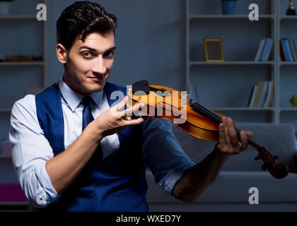 Junge Musiker Mann spielen Geige Üben zu Hause Stockfoto