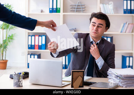 Junge männliche Mitarbeiter, von seiner Arbeit entlassen Stockfoto