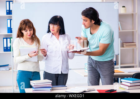 Alte Lehrer und Schüler in der Klasse Stockfoto