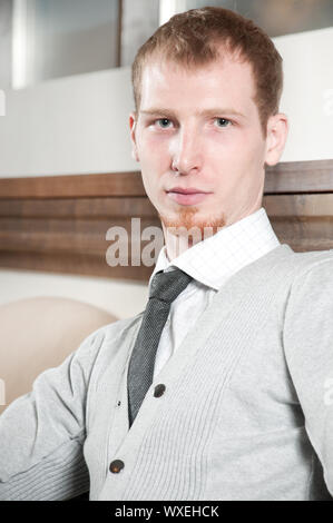 Sicher, junge Geschäftsmann im Amt rest Inneneinrichtung Stockfoto