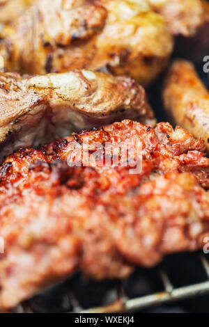 Grill gemischte Fleisch kochen auf Open Air Stockfoto