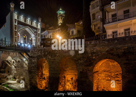 Orbeliani Bäder bei Nacht in Tiflis Stockfoto