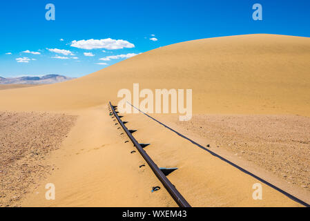 Bahngleise nach Sandsturm, Namibia Stockfoto