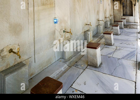 Wudu oder Waschung Bereich zum Waschen der Füße vor dem Betreten einer Moschee Stockfoto