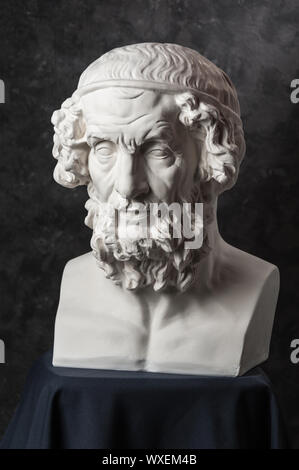 Gips Kopie der antike Statue Homer Kopf auf dunkel strukturierten Hintergrund. Gips Skulptur Mann Gesicht. Stockfoto