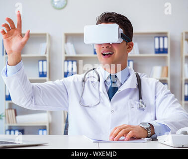 Junger Arzt mit Vr virtual reality Headset arbeiten im Offi Stockfoto