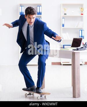 Junge Unternehmer mit Skate im Büro im Sport Konzept Stockfoto