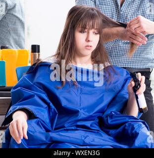 Mann mann Friseur tun Haarschnitt für Frau Stockfoto