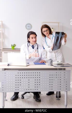 Zwei Ärzte in der Klinik arbeiten Stockfoto