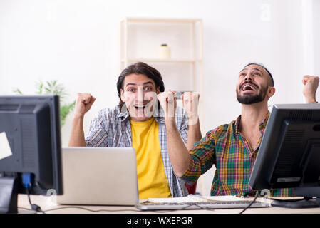 Zwei IT-Spezialisten, die im Büro Stockfoto