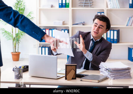 Junge männliche Mitarbeiter, von seiner Arbeit entlassen Stockfoto