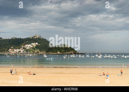 Die Leute am Strand von Bahía de la Concha, San Sebastián, Spanien Stockfoto