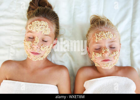 Schöne Mädchen mit Gesichtsmaske von Haferflocken. Ansicht von oben. Stockfoto