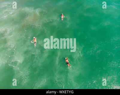 Ein Blick von Oben auf die Surfer im Ozean Stockfoto