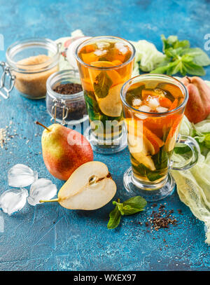 Eis Tee mit Minze und Birne Stockfoto