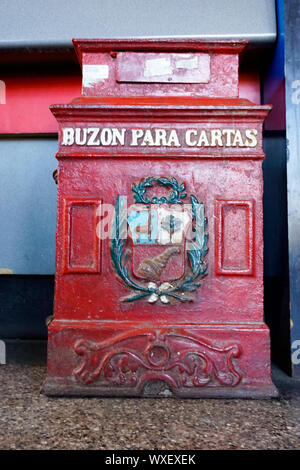 Eine alte Mailbox in Huaraz in Peru mit den Worten Buzon de Cartas Sinne Mailbox in Spani geschrieben Stockfoto