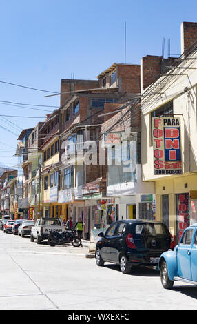 Blick auf eine leere Straße der Innenstadt in der Stadt Huaraz in den Anden von Peru Stockfoto